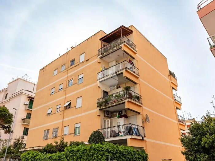 Appartamento bilocale in vendita in Via Clemente X, Roma