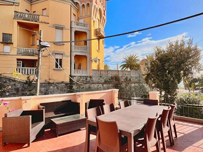 Appartamento con 5 locali in affitto in Piazza Cavour, Centro, Finale Ligure