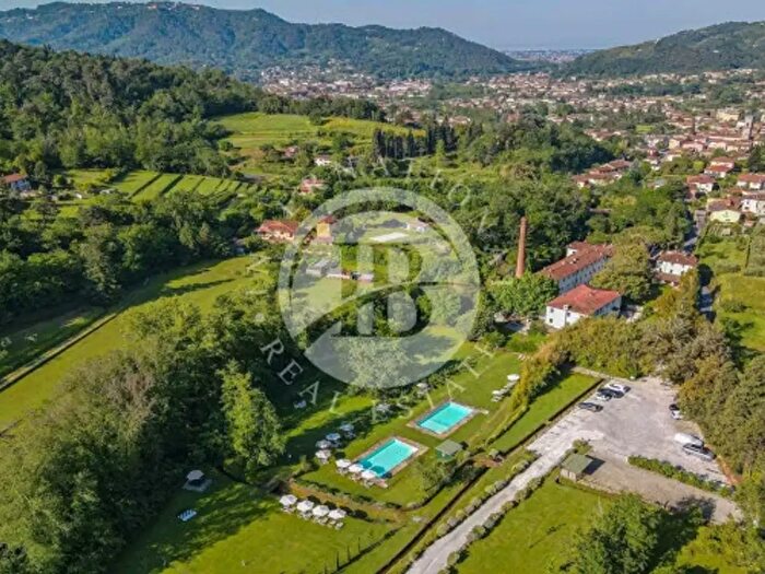 Casa con 6 locali in vendita in Camaiore