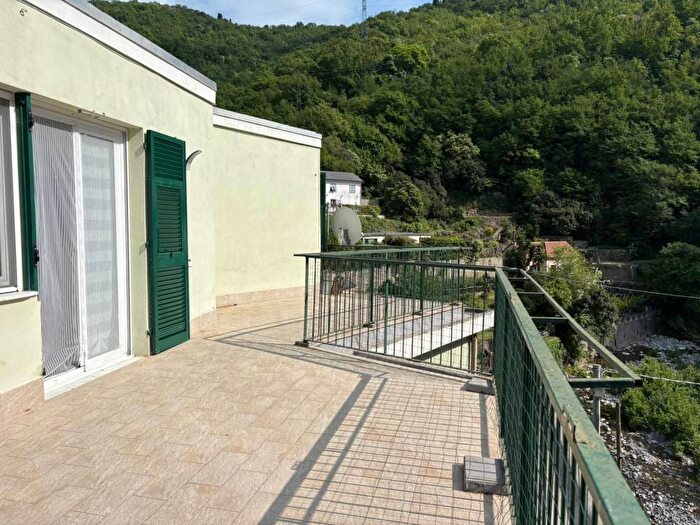 Appartamento trilocale in affitto in Via Origoni, Borgoratti, Genova
