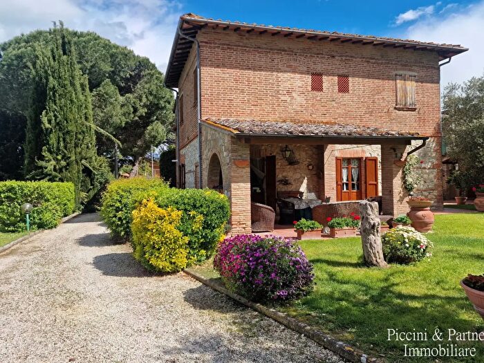 Casa con 8 locali in vendita in Via Castiglionese, Castiglione Del Lago