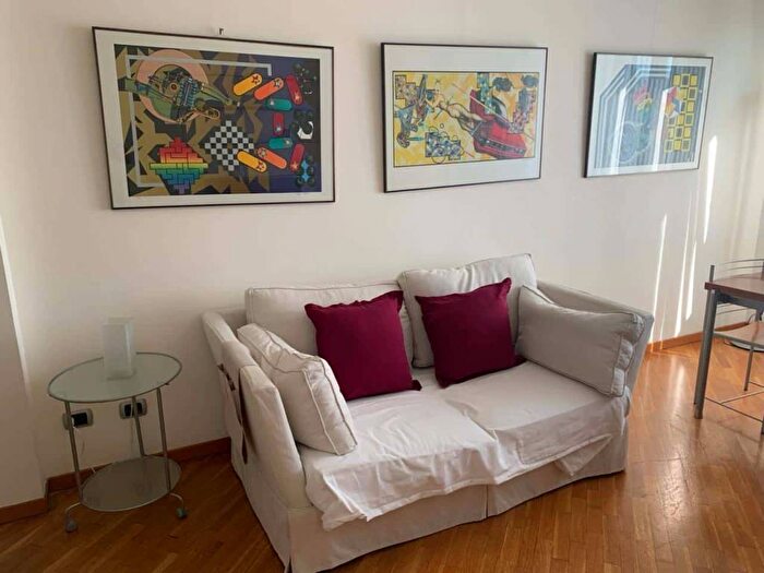 Appartamento trilocale in affitto in Via Alfredo Oriani, Quadronno Crocetta, Milano
