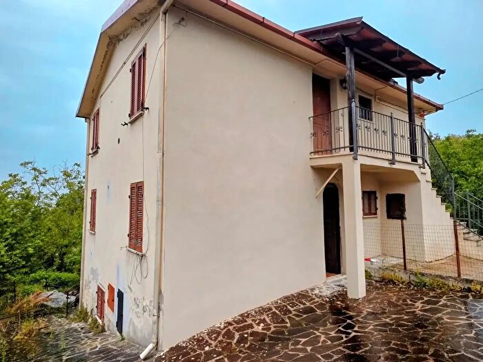 Casa con 9 locali in vendita in Frazione Piano San Pietro, Civitella Del Tronto