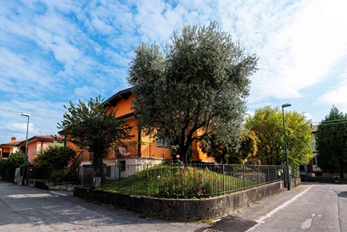 Casa con 5 locali in vendita in Via Trento, Scanzorosciate