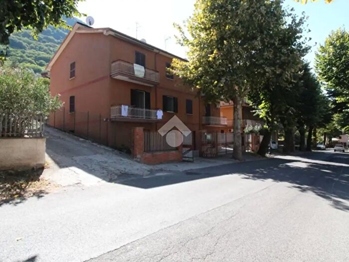 Appartamento trilocale in vendita in Viale Giosuè Carducci, Scandriglia
