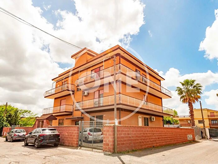 Appartamento con 6 locali in vendita in Via Roccapalumba, Roma