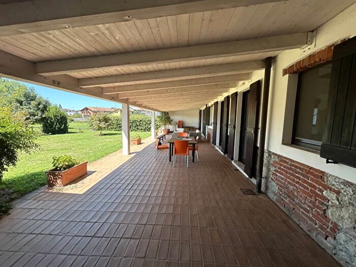 Casa con 10 locali in vendita in Via Maggiate, Borgomanero