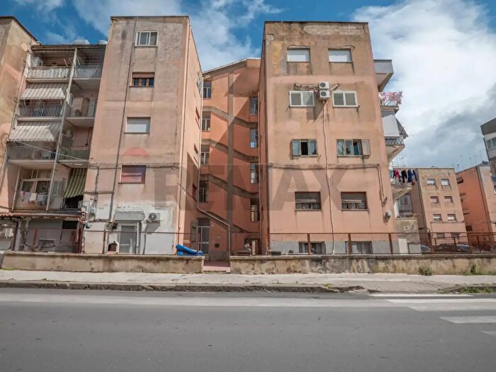 Appartamento trilocale in vendita in Viale Autonomia, Caltagirone