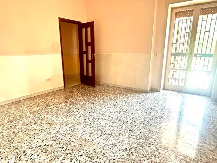 Appartamento trilocale in affitto in Via Marianella, Piscinola, Napoli
