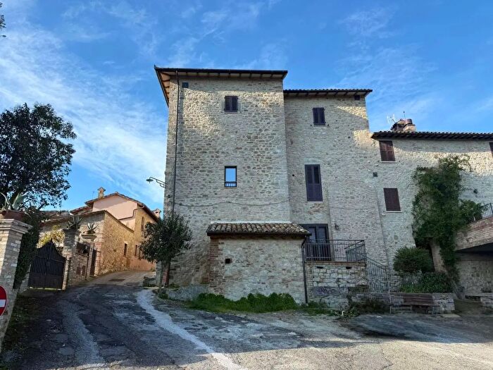 Casa con 8 locali in vendita in Frazione Ilci, Todi