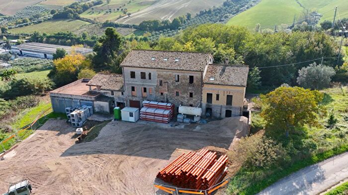 Casa con 15 locali in vendita in Via Madonna delle Piane Snc, Acquaviva Picena