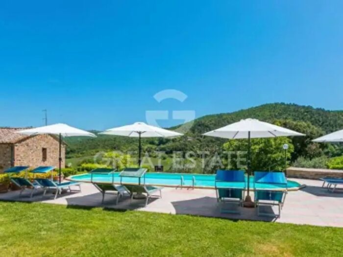 Casa con 6 locali in vendita in Piazza dei Priori, Volterra