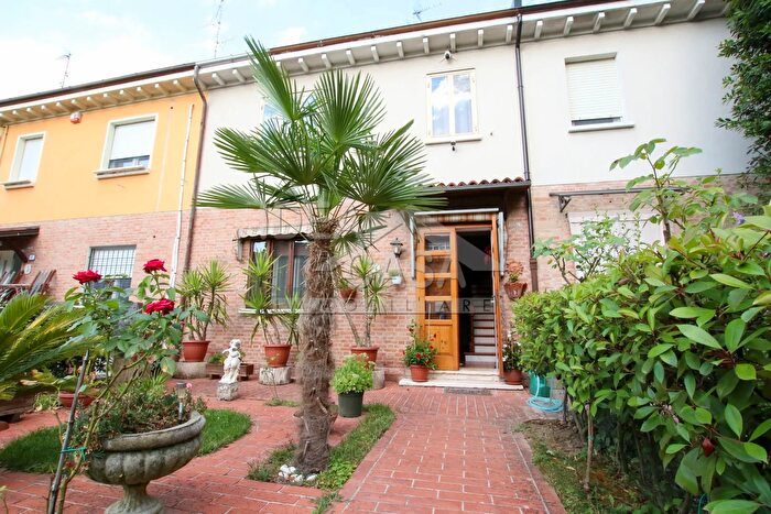 Casa in vendita in Via Isonzo Mirandola Unione Comuni Modenesi Area Nord Modena EmiliaRomagna Italia, Mirandola