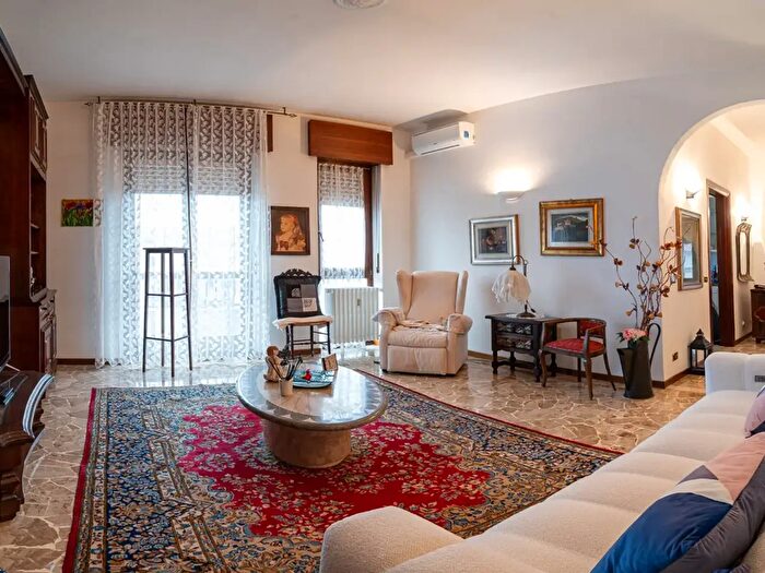 Appartamento trilocale in vendita in Via Grazia Deledda, Monza