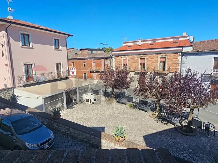 Casa con 8 locali in vendita in Campolattaro