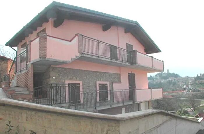 Casa con 5 locali in vendita in Montese