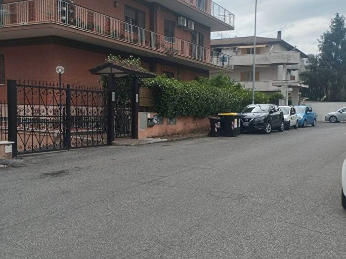 Appartamento trilocale in affitto in Via Brisbane, Porta di Roma, Roma