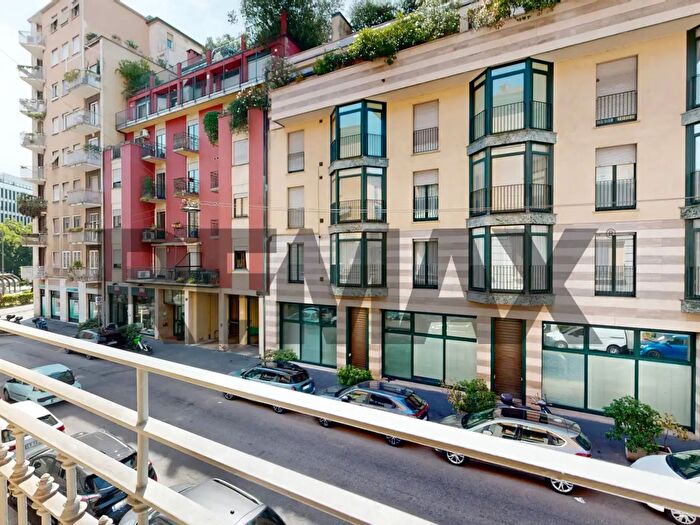 Appartamento trilocale in vendita in Via Lambro, Milano