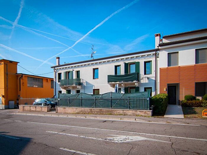 Appartamento trilocale in affitto in Via Corrobiolo, Centro, Sommacampagna