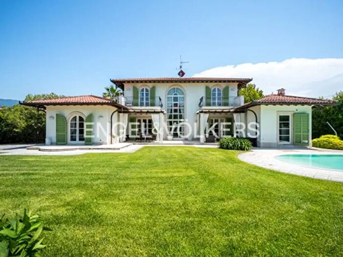 Casa con 6 locali in vendita in Via Alessandro Volta, Forte Dei Marmi