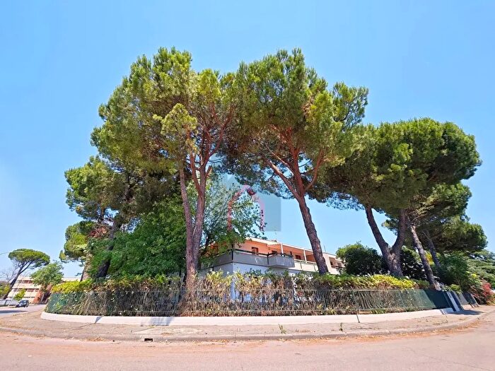Casa con 8 locali in vendita in Forli'