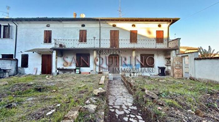 Casa con 6 locali in vendita in Via Deledda, Viadana