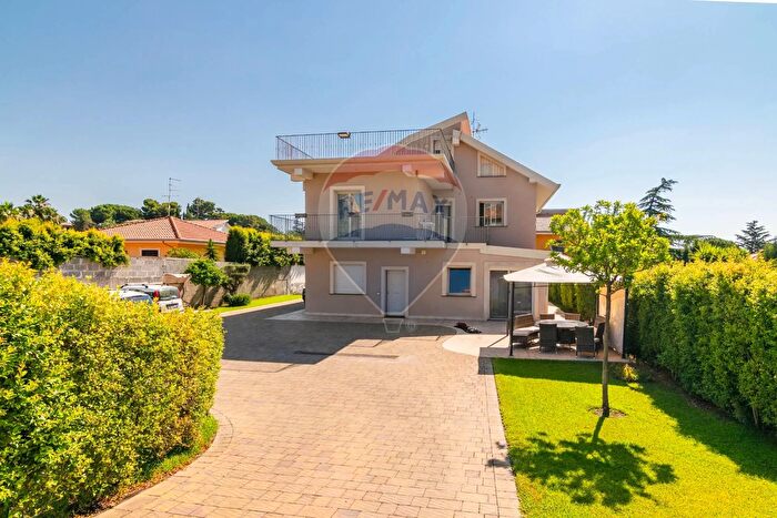 Casa con 6 locali in vendita in Via Monte Minardo, Mascalucia