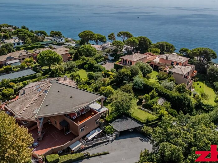 Appartamento con 6 locali in vendita in Via del Quadrifoglio, Arenzano