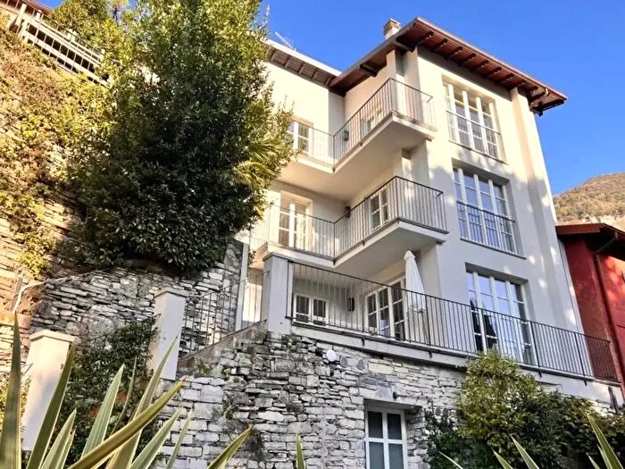 Casa con 6 locali in vendita in Carate Urio