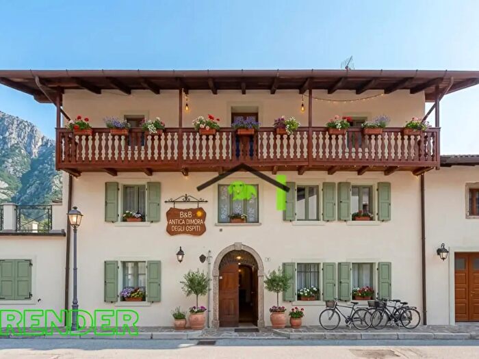 Appartamento con 17 locali in vendita in Via Dante, Villa Santina