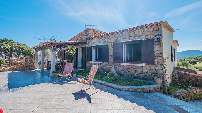 Casa con 5 locali in vendita in Via Tillò, Olbia