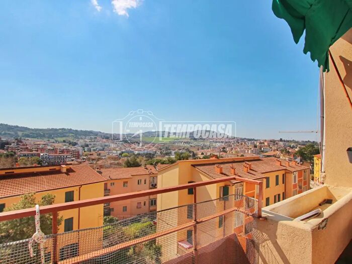 Appartamento quadrilocale in vendita in Via Camerano, Ancona