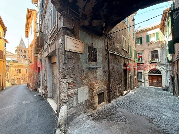 Appartamento trilocale in affitto in Vicolo Leoncini, Centro Storico, Tivoli
