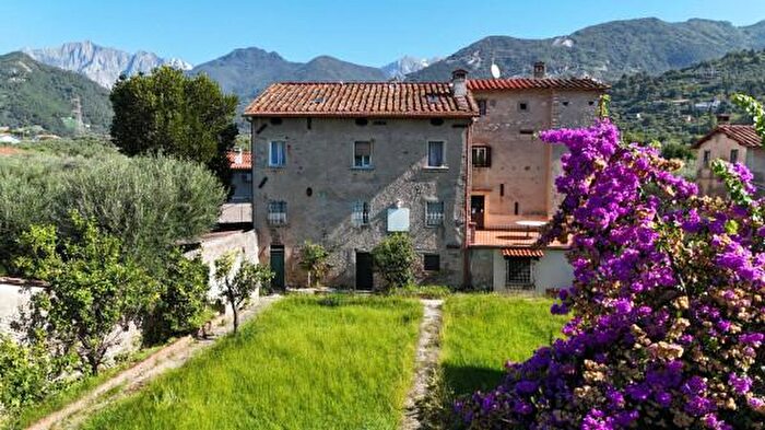 Casa con 6 locali in vendita in Via delle Mimose, Seravezza