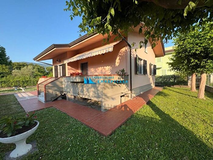 Casa quadrilocale in affitto in Via Stradella, Ronchi Poveromo, Massa