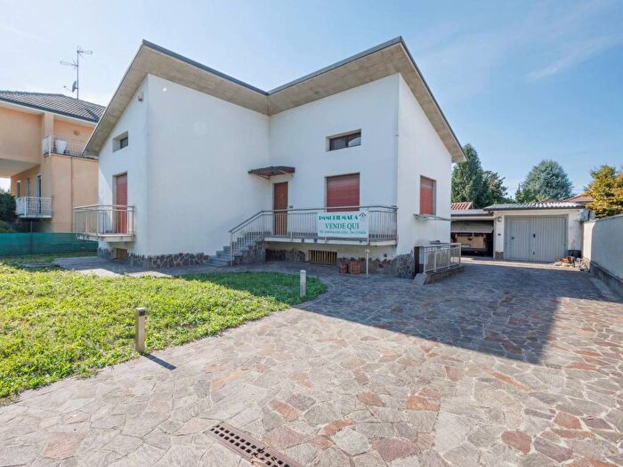 Casa trilocale in vendita in Via Francesco Petrarca, Centro, Cornate d'Adda