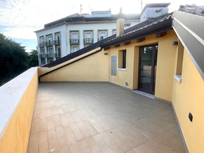 Appartamento quadrilocale in affitto in Piazzale Giuseppe Mazzini, Piazza Mazzini Ospedale Militare, Padova