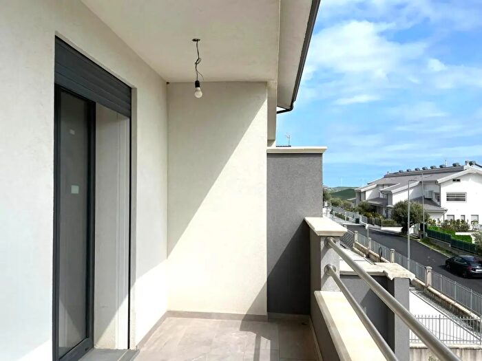 Casa con 7 locali in vendita in Viale Fiume Mesima, Catanzaro