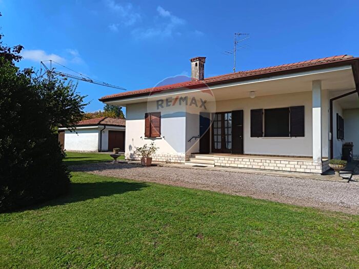 Casa con 6 locali in vendita in Via Cavallotti a, Roncoferraro
