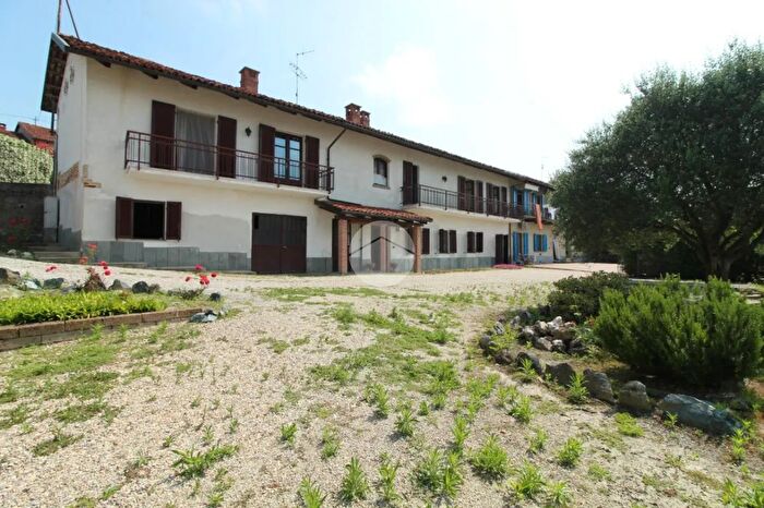 Casa con 6 locali in vendita in Via Cagna, Santa Vittoria DAlba