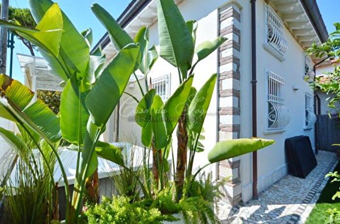 Casa con 6 locali in vendita in Via Amilcare Ponchielli, Forte Dei Marmi