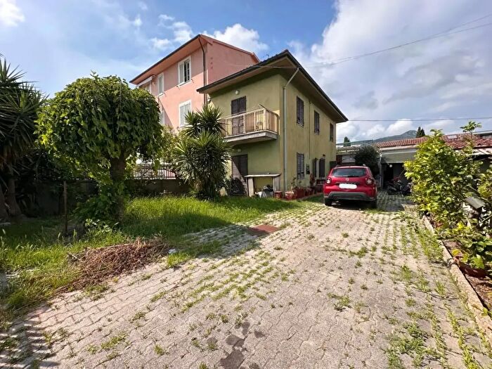 Casa con 15 locali in vendita in Cascina