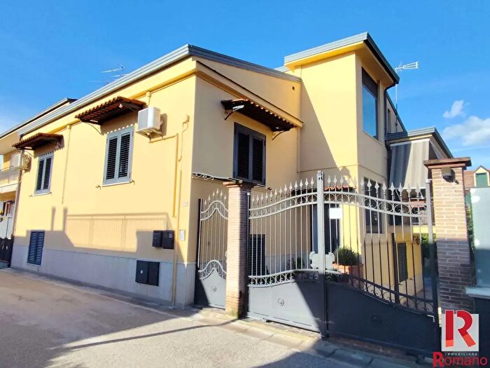 Casa con 6 locali in vendita in Via Deledda, Curti