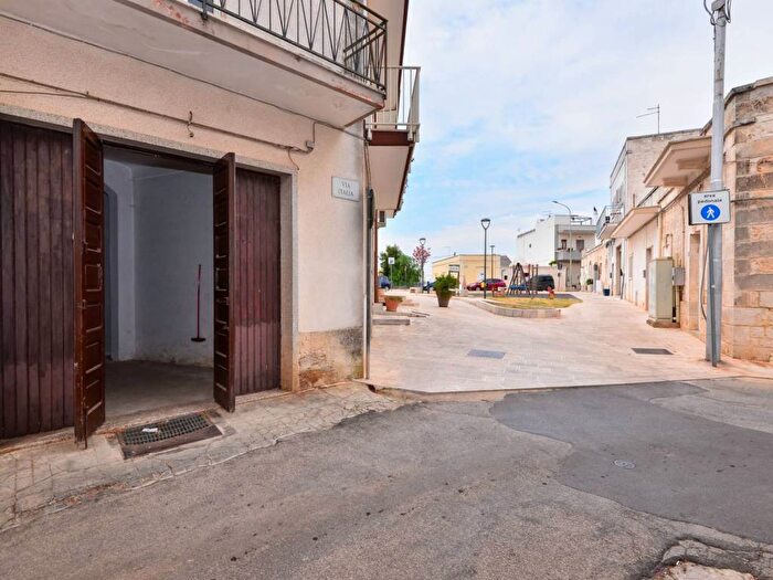 Casa con 6 locali in vendita in Via Italia, Casalini, Cisternino