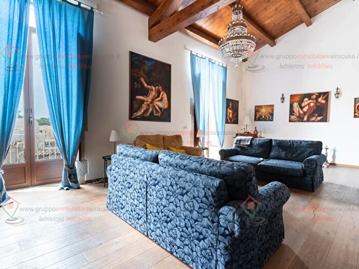 Appartamento con 7 locali in vendita in Siracusa