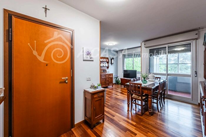 Appartamento trilocale in vendita in Via Mario Tomba, Parma