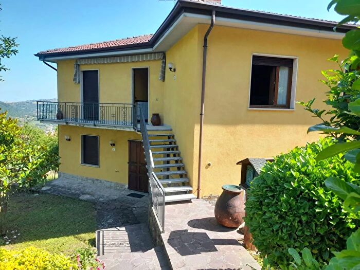 Casa con 7 locali in vendita in Via Riccardo Lombardi Zavattarello, Zavattarello
