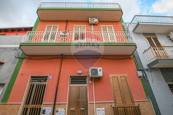 Casa con 9 locali in vendita in Via Caruso, Pachino