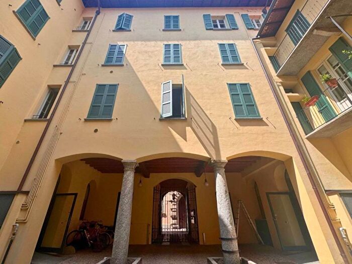Appartamento trilocale in affitto in Centro Storico, Como
