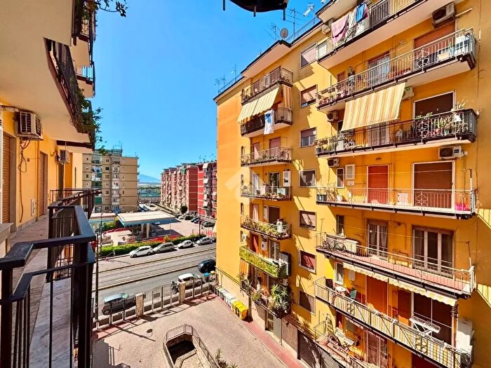 Appartamento trilocale in vendita in Via della Stadera, Napoli